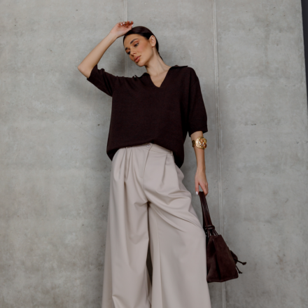 Стильний светр у глибокому шоколадному відтінку