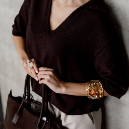 Шоколадний светр з V-подібним вирізом, зображення