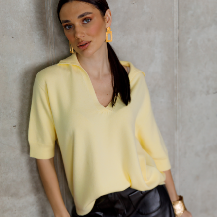 Жовтий светр з V-подібним вирізом. Ціна: 4590 грн