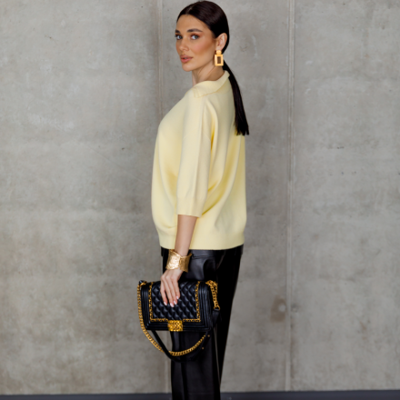 Жовтий светр з V-подібним вирізом, зображення