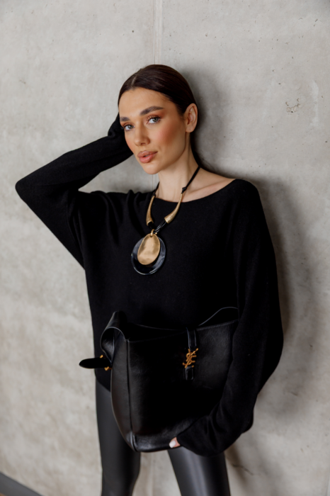 Чорний светр з круглим вирізом фото