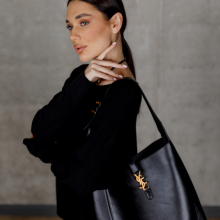 Чорний светр з круглим вирізом. Колір: Чорний