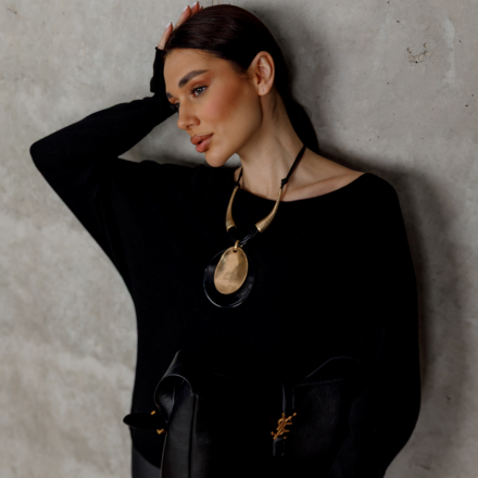 Чорний светр з круглим вирізом. Доступні розміри: tu