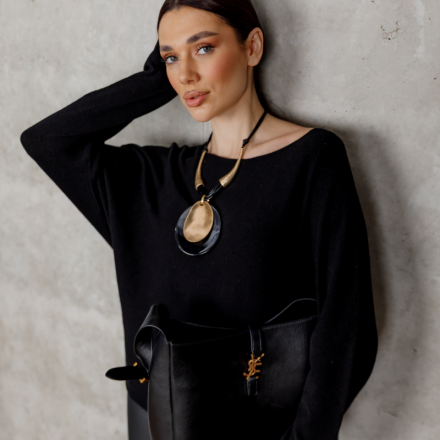 Чорний светр з круглим вирізом, одяг від Jador