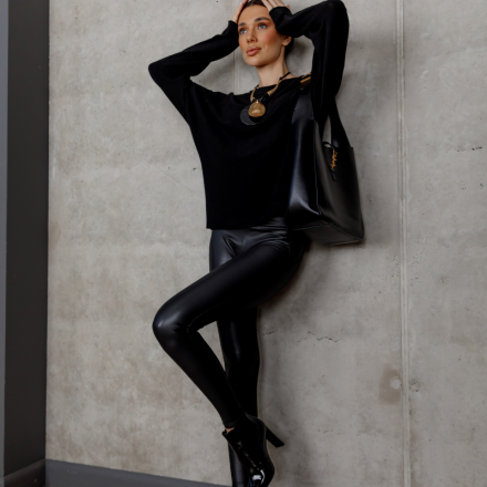 Чорний светр — втілення стриманої елегантності та універсального стилю., одяг від Jador