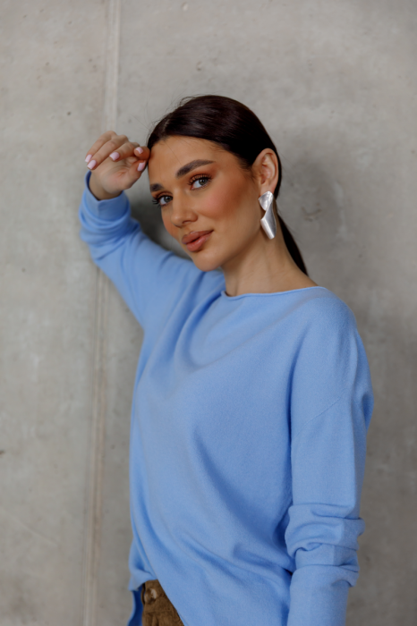 Блакитний светр з круглим вирізом фото