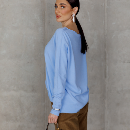 Светр у блакитному відтінку