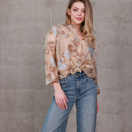 Блуза з вишитим візерунком