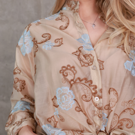 Блуза з квітковим орнаментом. Доступні розміри: tu