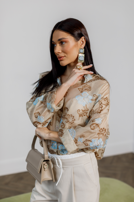 Блуза з квітковим орнаментом