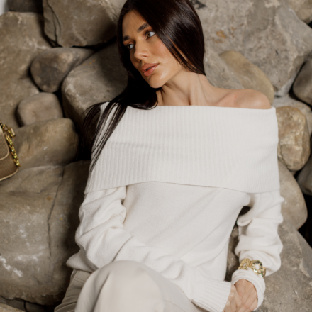 светр у молочному відтінку