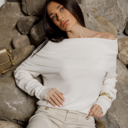 Трикотажний светр з відкритими плечима. Колір: Білий